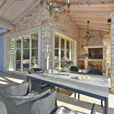 Mit Privatpool Fuer 6 Personen Ca 120 Qm In Rakovci, Istrien Istrische Riviera *